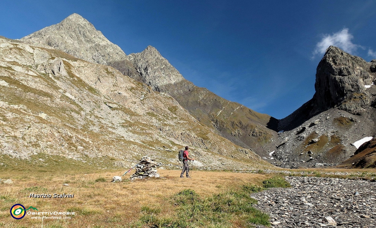 79 Attraverso di nuovo il vallone del Valsecca....JPG